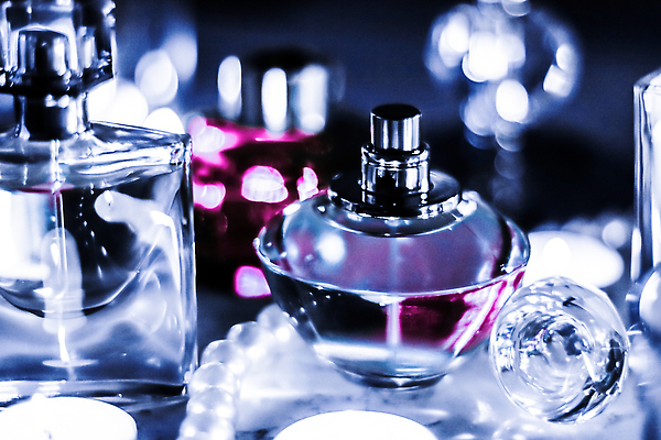 포토 JPG 해외이미지 초 유리 사람없음 파란색 투명 분위기 고급 향수 보케 향수병 해외202309 해외포토 컬러 컨셉 재질 화장품 병_담는 파일형식