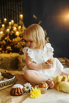 포토 JPG 해외이미지 전신 백인 여자 탁자 부활절 오리 한명 들기 앉기 옆모습 아기 머핀 여자아기한명만 해외202309 해외포토 서양인 1 기념일 빵 뷰포인트 가구 모션 조류 사람 여자한명만 여자아기만 파일형식