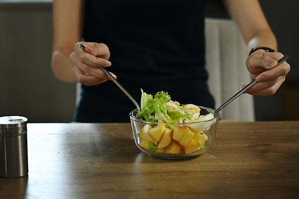 포토 JPG 해외이미지 여자 조각 채소 한명 상반신 성인 숟가락 사과 양념통 유리그릇 삶은계란 건강식 섞기 성인여자한명만 식단관리 해외202309 해외포토 1 그릇 음식 과일 유리 수저 통 사람 계란 양념 계란요리 여자한명만 성인여자만 파일형식