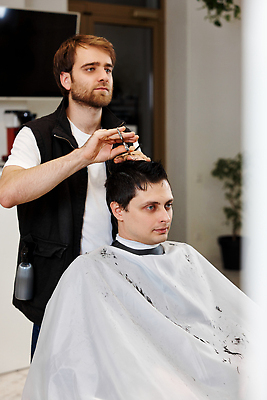 포토 JPG 해외이미지 헤어스타일 응시 남자 앉기 상반신 성인 두명 옆모습 머리카락 문 텔레비전 장비 망토 미용사 이발 자르기 스프레이 이발소 미용가위 성인남자만 해외202309 해외포토 직업 시선 뷰포인트 모션 가위_도구 사람 전자제품 머리 미용용품 뷰티샵 남자만 성인만 파일형식