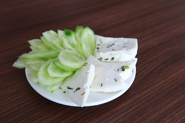 포토 JPG 해외이미지 스튜디오촬영 음식 조각 부분 치즈 유제품 건강 사람없음 신선 상품 흰배경 유기농 건강식 페타치즈 해외202309 해외포토 웰빙 백그라운드 실내 흰색 파일형식