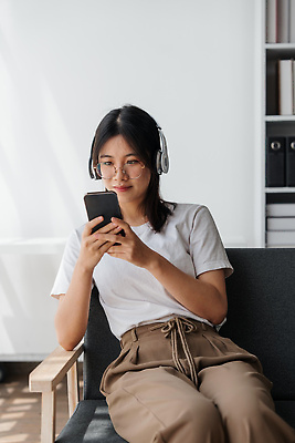 포토 JPG 해외이미지 라이프스타일 여자 행복 음악 이어폰 노래 모바일 휴식 주택 실내 한명 사람 앉기 스마트폰 핸드폰 소파 뷰티 헤드폰 소리 방 듣기 사이버 무선전화기 스마트 오디오 온라인 해외202309 해외포토 1 감정 음향기기 컨셉 의자 모션 문화예술 내부 건물 생활 전자제품 스마트기기 전화기 파일형식