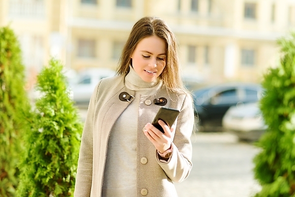 포토 JPG 해외이미지 백인 모델 직업 1 학생 라이프스타일 여자 행복 얼굴 비즈니스 성공 모바일 거리 세포 한명 미소 20대 야외 스마트폰 핸드폰 뷰티 유행 걷기 맑음 봄 코트 가을 도시 업무 비즈니스우먼 겨울옷 부름 스타일 해외202309 해외포토 서양인 옷 계절 감정 컨셉 겨울 모션 날씨 표정 사람 청년 생활 신체부위 전자제품 스마트기기 외투 작업 직장인 파일형식