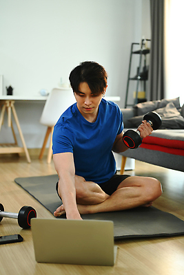 포토 JPG 해외이미지 전신 남자 여유 휴식 실내 한명 들기 동양인 성인 앞모습 노트북 운동 아령 매트 주말 성인남자한명만 해외202309 해외포토 1 감정 뷰포인트 컨셉 모션 건강 사람 인종 내부 전자제품 남자한명만 성인남자만 파일형식