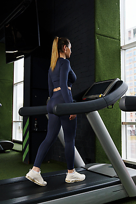 포토 JPG 해외이미지 라이프스타일 여자 스포츠 운동화 신체 창문 모션 근육 실내 건강 한명 사람 성인 운동복 달리기 조깅 운동 뷰티 기계 장비 에너지 업무 가득함 스마트 연습 클럽 체육관 런닝머신 해외202309 해외포토 1 옷 신발 컨셉 내부 생활 운동기구 작업 파일형식