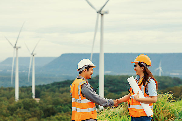 포토 JPG 해외이미지 여자 남자 악수 들기 상반신 성인 야외 두명 엔지니어 숲 안전모 풍력발전소 안전조끼 성인만 해외202309 해외포토 모션 사람 손짓 발전소 기술자 풍력에너지 헬멧 안전장비 파일형식