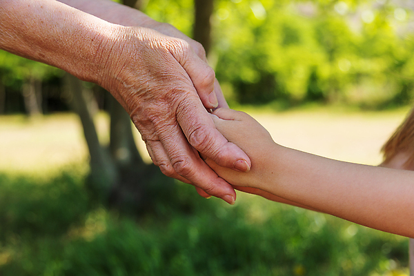 포토 JPG 해외이미지 백인 라이프스타일 손 여자 남자 할머니 어린이 백그라운드 2 손가락 가족 함께함 손바닥 사랑 사람 성인 사람없음 야외 믿음 터치 아기 잡기 닫기 작음 부드러움 유지 돌봄 옛날 헬프 카피스페이스 해외202309 해외포토 서양인 노년 감정 컨셉 관계 모션 생활 신체부위 공백 도움 감각 크기 파일형식