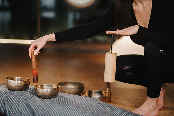 포토 JPG 해외이미지 전신 여자 휴식 한명 들기 성인 옆모습 고요 명상 웅크림 풍경종 성인여자한명만 싱잉볼 차분 해외202309 해외포토 1 뷰포인트 컨셉 모션 사람 종 불교용품 여자한명만 성인여자만 파일형식