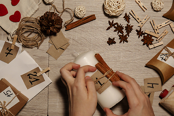 포토 JPG 해외이미지 손 초 공 집게 선물 신체부위 장식 숫자 하트 준비 노끈 DIY 꾸미기 베이지색 시나몬스틱 핸드메이드 나무배경 팔각회향 해외포토 모양 문자 줄 컬러 백그라운드 사람 취미 향신료 시나몬 파일형식