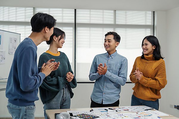 포토 JPG 해외이미지 직업 디자인 비즈니스 성공 함께함 기술 서기 사람 여러명 그래픽 사무실 디지털 웹 축하 우승 작업 체험 그룹 암호 어플리케이션 디자이너 동료 혁명 UI 개발 소프트웨어 인터페이스 프로그래머 프로그래밍 프로그램 프로젝트 필승 사용자 브레인스토밍 해외202309 해외포토 다수 컨셉 인터넷 관계 모션 최고 파일형식