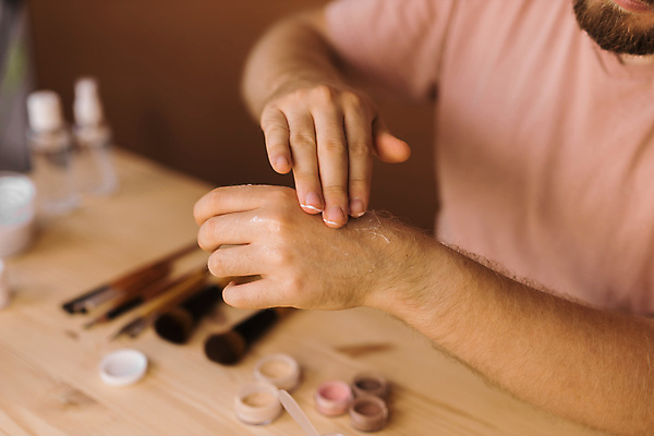 포토 해외이미지 손 남자 중년 전등 실내 한명 상반신 앞모습 스마트폰 화장 화장용품 방송 화장대 과정 리뷰 소셜네트워크 중년남자한명만 크리에이터 뷰티크리에이터 1인미디어 영상촬영 해외202309 해외포토 직업 1 뷰포인트 가구 컨셉 조명 사람 성인 내부 신체부위 핸드폰 스마트기기 뷰티 촬영 미용용품 남자한명만 중년남자만 파일형식