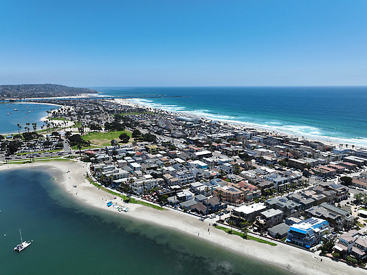 포토 JPG 해외이미지 도로 모래 바다 여행 건축양식 교통시설 하늘 휴가 거리 주택 안테나 풍경 사람없음 건물 물 여름 파란색 여행객 항구 미국 산책로 도시 만 고급 빌라 캘리포니아 포트 타운 석호 산티아고 소금물 조감도 해외202309 해외포토 자연요소 건축물 계절 건축 길 컬러 교통 컨셉 북아메리카 통신 사람 시설 파일형식