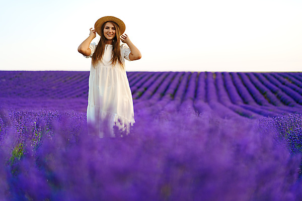 포토 JPG 해외이미지 여자 꽃밭 한명 상반신 성인 야외 앞모습 일몰 잡기 밀짚모자 라벤더 프로방스 성인여자한명만 해외202309 해외포토 모자_잡화 1 꽃 뷰포인트 모션 사람 노을 허브 여자한명만 성인여자만 파일형식