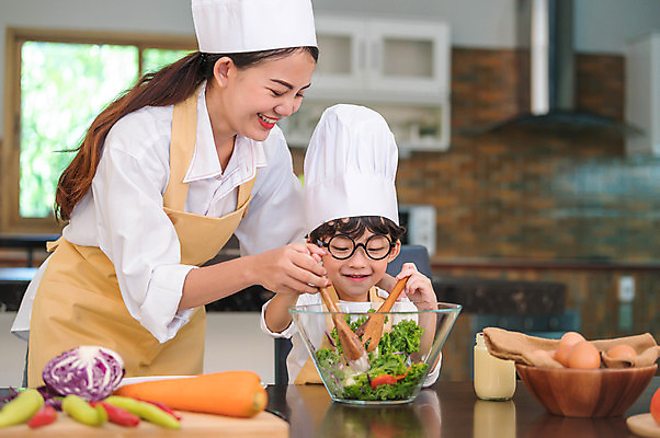 포토 JPG 해외이미지 여자 남자 어린이 실내 요리 동양인 소년 상반신 성인 두명 앞모습 옆모습 주방 샐러드 잡기 즐거움 주걱 해외포토 감정 음식 뷰포인트 모션 주방용품 사람 인종 내부 파일형식