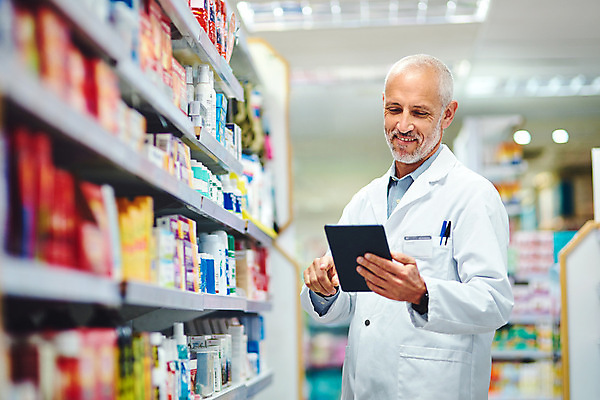 포토 JPG 해외이미지 노년 남자 실내 한명 상반신 옆모습 태블릿 전시 의료진 약국 판매대 확인 진열장 약사 노인남자한명만 해외202309 해외포토 직업 1 뷰포인트 의학 사람 성인 내부 전자제품 스마트기기 남자한명만 노인남자만 파일형식