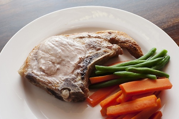 포토 JPG 해외이미지 접시 음식 채소 뼈 건강 육류 돼지고기 스테이크 요리 사람없음 목재 당근 신선 닫기 맛 그릴 상품 굽기 먹기 내추럴 단백질 정육점 핸드메이드 맛있는 해외202309 해외포토 나무 식기 컨셉 식재료 재료 모션 주방용품 뿌리채소 서양음식 상점 구이 영양소 파일형식