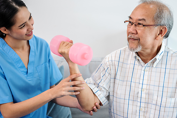 포토 JPG 해외이미지 여자 노년 남자 실내 앉기 동양인 상반신 성인 앞모습 치료 실버라이프 건강관리 힘 아령 환자 간호사 잡기 도움 간병인 노후건강 돌봄 돌봄서비스 해외202309 해외포토 직업 라이프스타일 뷰포인트 컨셉 의학 모션 건강 관리 사람 인종 내부 노후 의료진 서비스 파일형식