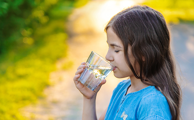 포토 JPG 해외이미지 손 배너 행복 감정 얼굴 음료 어린이 음식 백그라운드 유리 프레임 건강 한명 물 뷰티 라벨 봄 추위 흰색 시골 아기 대접 신선 입 투명 큼 가득함 입술 주기 질감 고립 돌봄 생존 카피스페이스 규칙적 해외202309 해외포토 자연요소 1 계절 컬러 컨셉 모션 재질 사람 신체부위 공백 크기 파일형식
