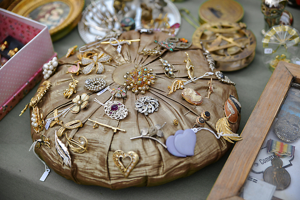 포토 JPG 해외이미지 꽃 목걸이 장신구 선물 사람없음 장식 빛 쇼핑 유행 세일 금속 귀걸이 프랑스 수확 골동품 반지 화려 시장 재산 황금 클래식 고급 우아함 은색 크리스탈 보석 수집 복고 에메랄드 다이아몬드 보물 브로치 거짓 사파이어 옛날 인공 차고 스타일 파리(프랑스) 해외202309 해외포토 식물 유럽 컬러 컨셉 농업 재질 금융 광석 파일형식