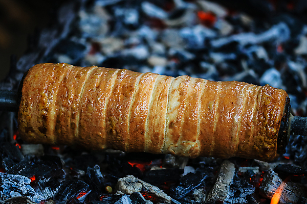 포토 JPG 해외이미지 전통 손 음식 백그라운드 디저트 거리 요리 사람없음 목재 갈색 케이크 껍질 기구 달콤 맛 그릴 굽기 반죽 루마니아 헝가리 길거리음식 트란실바니아 페스츄리 해외202309 해외포토 나무 유럽 빵 컬러 컨셉 재료 주방용품 신체부위 구이 동유럽 파일형식