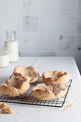 포토 JPG 해외이미지 사람없음 우유 우유병 가루 우유잔 페스츄리 핸드메이드 식힘망 해외202309 해외포토 빵 병_용기 잔 유제품 주방도구 제빵도구 파일형식