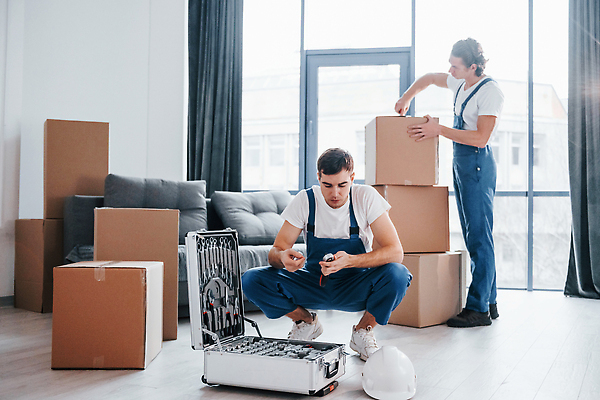 포토 JPG 해외이미지 전신 백인 남자 유니폼 실내 성인 두명 앞모습 옆모습 상자 이사 공구함 멜빵바지 이삿짐 웅크림 이삿짐센터 성인남자만 해외202309 해외포토 서양인 옷 뷰포인트 바지 모션 사람 내부 공구 멜빵 남자만 성인만 파일형식