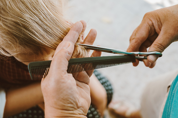 포토 JPG 해외이미지 직업 라이프스타일 헤어스타일 손 남자 얼굴 어린이 엄마 한명 사람 앉기 동양인 소년 치료 금발 뷰티 머리 유행 상점 표현 아기 미용사 이발 자르기 클립 머리장식 손질 면도기 몸단장 월 이발소 걸음마 위생관리 이발사 스타일 해외202309 해외포토 1 의학 가족 모션 관리 인종 생활 신체부위 장식 위생용품 날짜 뷰티샵 파일형식