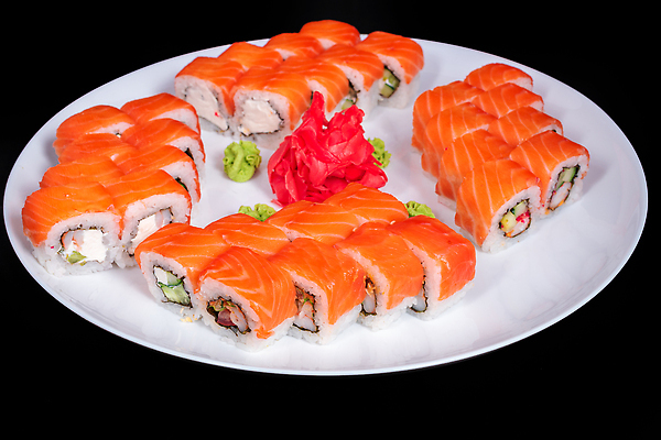 포토 JPG 해외이미지 접시 오이 사람없음 고추냉이 연어 날치알 아보카도 롤스시 생강초절임 해외202309 해외포토 식기 채소 과일 어류 알 초밥 양념 절임 일본음식 파일형식