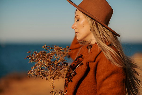 포토 JPG 해외이미지 직업 1 라이프스타일 여자 행복 모래 파도 바다 여행 신발 겨울 맨발 자연 하늘 모바일 바람 휴가 휴식 한명 사람 성인 야외 물 스마트폰 뷰티 갈색 유행 여행객 우주 코트 흰색 중앙 고독 북쪽 내추럴 혼자 해외202309 해외포토 자연요소 계절 감정 컬러 컨셉 발 날씨 생활 핸드폰 스마트기기 외투 방향 생태계 파일형식