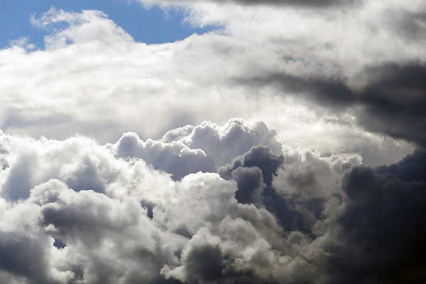 포토 JPG 해외이미지 자연 하늘 날씨 사람없음 물 파란색 어둠 흰색 도시 위험 폭풍 뇌우 폭풍우 접근 해외202309 해외포토 자연요소 컬러 컨셉 비_날씨 자연재해 생태계 파일형식