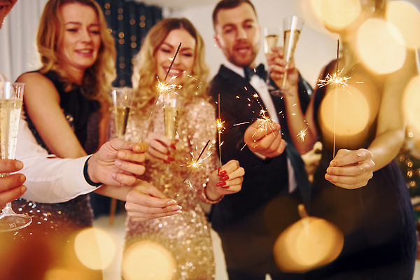 포토 JPG 해외이미지 서양인 원피스 여자 남자 폭죽 실내 들기 정장 여러명 상반신 성인 앞모습 옆모습 파티 샴페인 보케 연말 성인만 해외202309 해외포토 외국인 옷 뷰포인트 다수 모션 주류 사람 이벤트 내부 파일형식