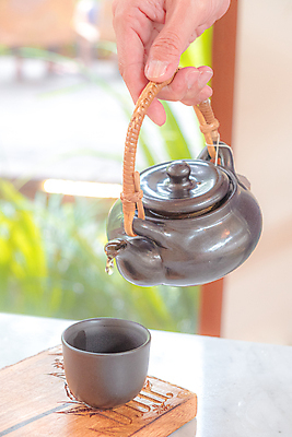 포토 JPG 해외이미지 전통 라이프스타일 손 아시아 음료 음식 백그라운드 잎 모션 자연 유리 탁자 휴식 건강 동양인 사람없음 목재 컵 초록색 물 뷰티 농장 갈색 정원 일본 검은색 중국 신선 조끼 뜨거움 도자기 붓기 차 아침식사 냄비 수증기 찻주전자 허브 유기농 아로마 내추럴 고립 단절 방법 치유 해외202309 해외포토 자연요소 나무 식물 식기 웰빙 나라 컬러 가구 컨셉 농업 재료 재질 주전자 인종 생활 신체부위 식사 외투 솥 생태계 파일형식