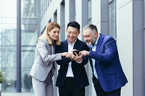 포토 JPG 해외이미지 여자 남자 중년 회사 함께함 들기 정장 상반신 성인 옆모습 세명 스마트폰 터치 비즈니스맨 비즈니스우먼 동료 해외202309 해외포토 옷 뷰포인트 컨셉 비즈니스 관계 모션 사람 핸드폰 스마트기기 직장인 파일형식