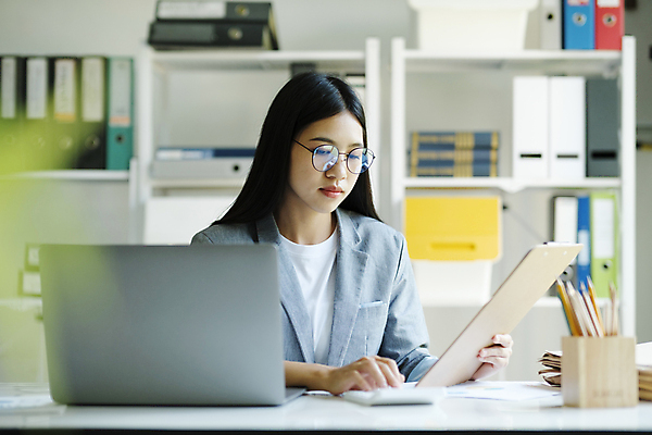 포토 JPG 해외이미지 직업 응시 안경 비즈니스 사업가 청소년 성공 그래프 직장 창조 한명 미소 사람 앉기 동양인 노트북 디지털 성장 관찰 타이핑 작업 비즈니스맨 자신감 계획 상품 연결 종업원 사이버 집중 분석 경영자 전자 경영 마케팅 소셜미디어 프로젝트 가상 네트워킹 자극 해외202309 해외포토 1 시선 잡화 남자 감정 컨셉 회사 모션 표정 인종 전자제품 직장인 네트워크 리더 파일형식