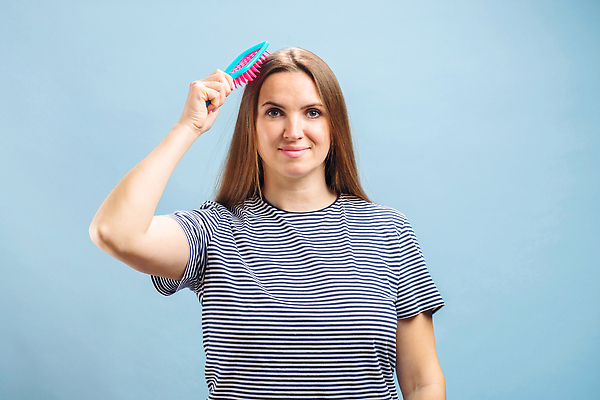 포토 JPG 해외이미지 헤어스타일 손 여자 행복 백그라운드 건조 갈색머리 건강 한명 사람 치료 파란색 빛 뷰티 머리 상점 신선 잡기 머리빗 매끈함 실크 미용사 이발 질감 부드러움 샴푸 내추럴 돌봄 린스 직진 스타일 해외202309 해외포토 직업 1 감정 컬러 의학 모션 신체부위 위생용품 직물 미용용품 감각 파일형식