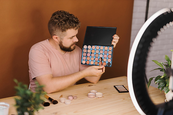 포토 해외이미지 남자 중년 전등 실내 한명 상반신 앞모습 스마트폰 화장 화장용품 방송 화장대 과정 리뷰 소셜네트워크 중년남자한명만 크리에이터 뷰티크리에이터 1인미디어 영상촬영 해외202309 해외포토 직업 1 뷰포인트 가구 컨셉 조명 사람 성인 내부 핸드폰 스마트기기 뷰티 촬영 미용용품 남자한명만 중년남자만 파일형식