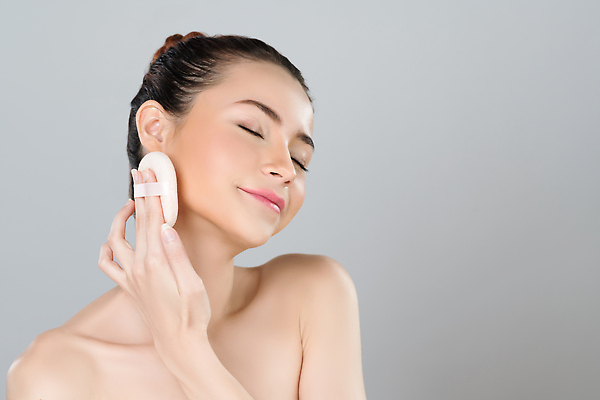 포토 JPG 해외이미지 여자 한명 들기 상반신 성인 뷰티 눈감음 깨끗함 화장품 파우더팩트 성인여자한명만 해외202309 해외포토 1 컨셉 모션 사람 여자한명만 성인여자만 파일형식