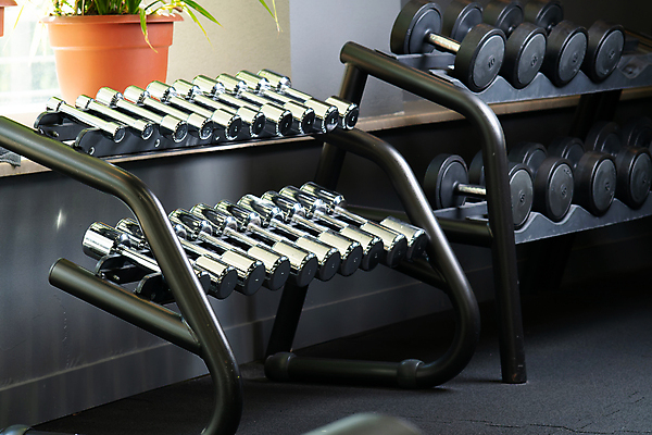 포토 JPG 해외이미지 라이프스타일 스포츠 신체 근육 흑백 건강 서기 사람 앉기 사람없음 운동 3D 금속 검은색 힘 아령 장비 몸무게 보디빌딩 연습 클럽 체육관 근육질 역도 무거움 고립 리프팅 이두근 적자 해외202309 해외포토 컬러 모션 재질 촬영기법 생활 헬스 무게 몸매 디지털합성 파일형식