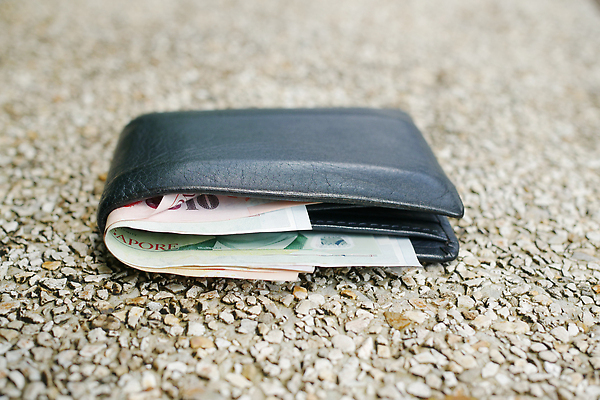 포토 JPG 해외이미지 돈 비즈니스 사람 사람없음 금융 쇼핑 검은색 저축 그룹 지갑 재산 주머니 가죽 절도 왼쪽 오브젝트 내추럴 해외202309 해외포토 컬러 경제 범죄 방향 파일형식