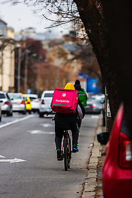 포토 JPG 해외이미지 직업 잡화 음식 비즈니스 배낭 교통시설 거리 패스트푸드 사람 사람없음 경제 상자 노란색 자전거 도시 업무 배달원 서비스 속도 테이크아웃 패키지 질서 길거리음식 라이더 해외202309 해외포토 컬러 교통 가방 바이크 예절 작업 인스턴트 시설 파일형식