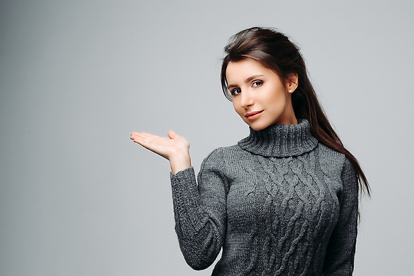 포토 JPG 해외이미지 백인 모델 드레스 여자 행복 포즈 백그라운드 갈색머리 실내 한명 미소 성인 뷰티 갈색 유행 평화 우주 귀여움 회색 자신감 우아함 스웨터 만족 보여주기 내추럴 고립 완벽 스타일 비어있는 해외202309 해외포토 서양인 1 헤어스타일 옷 감정 컬러 컨셉 상의 모션 표정 사람 내부 파일형식