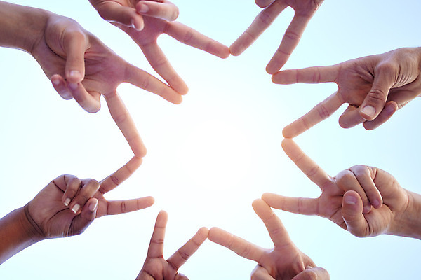 포토 JPG 해외이미지 손 로우앵글 하늘 협력 함께함 신체부위 브이 해외202309 해외포토 뷰포인트 컨셉 사람 손짓 파일형식