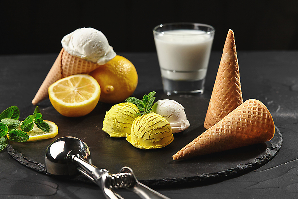 포토 JPG 해외이미지 검은배경 아이스크림 잔 사람없음 우유 달콤 레몬 허브 아이스크림콘 와플 스쿱 해외202309 해외포토 식물 식기 백그라운드 과일 디저트 유제품 검은색 맛 콘 파일형식