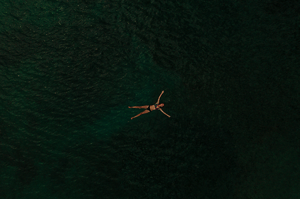 포토 JPG 해외이미지 여자 유럽 바다 여행 하늘색 백그라운드 자연 휴가 안테나 한명 사람 야외 초록색 물 비키니 태양 뷰티 수중 수영 자유 투명 날씬함 석호 항공촬영 거짓말 넘어짐 드론 알바니아 터키석 혼자 해외202309 해외포토 자연요소 1 수영복 나라 뷰포인트 컬러 컨셉 통신 모션 파란색 수상스포츠 보석 몸매 생태계 파일형식 남유럽