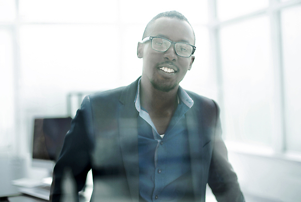 포토 JPG 해외이미지 직업 1 라이프스타일 응시 남자 행복 얼굴 비즈니스 사업가 창문 유리 성공 노동자 직장 실내 표정 한명 서기 사람 성인 컴퓨터 사무실 검은색 업무 비즈니스맨 자신감 센터 우아함 대표 종업원 스마트 책상 직원 경영자 리더 경영 자극 해외202309 해외포토 시선 감정 컬러 가구 컨셉 회사 모션 재질 내부 생활 신체부위 전자제품 작업 직장인 파일형식