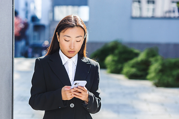 포토 JPG 해외이미지 여자 한명 들기 동양인 상반신 성인 야외 스마트폰 비즈니스우먼 출장 성인여자한명만 내려보기 해외202309 해외포토 1 비즈니스 모션 사람 인종 핸드폰 스마트기기 직장인 여자한명만 성인여자만 파일형식