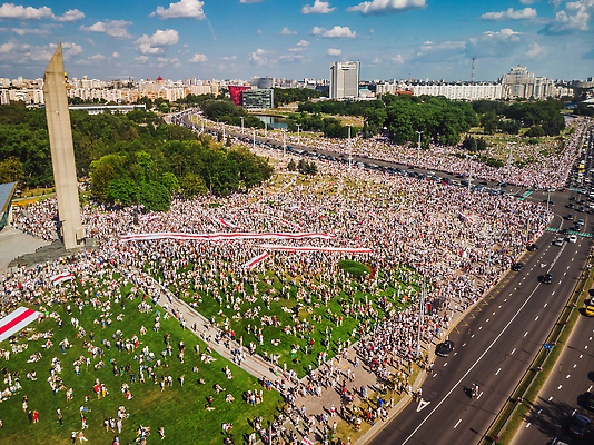 포토 JPG 해외이미지 배너 유럽 안테나 이벤트 사람없음 야외 빨간색 평화 자유 축하 깃발 도시 군중 선거 민주주의 심볼 정사각형 반대 애국심 혁명 대통령 독립 드론 벨로루시 정부 지원 필승 항의 후보 해외202309 해외포토 도형 나라 컬러 컨셉 통신 사람 우승 파일형식