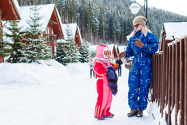 포토 JPG 해외이미지 전신 여자 어린이 모녀 겨울스포츠 스키장 들기 손짓 성인 야외 두명 앞모습 옆모습 레포츠 울타리 설원 오두막 즐거움 스키복 여자만 눈덮임 해외202309 해외포토 옷 딸 감정 스포츠 뷰포인트 컨셉 가족 모션 엄마 레저 스키 눈_날씨 사람 담장 파일형식