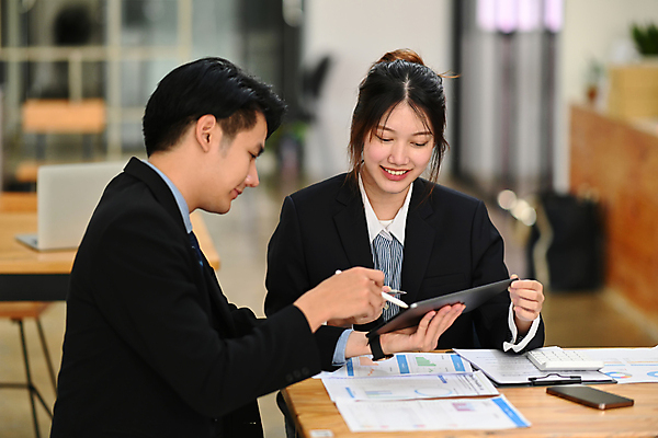 포토 JPG 해외이미지 응시 여자 남자 비즈니스 회의 함께함 들기 앉기 상반신 성인 두명 옆모습 노트북 스마트폰 태블릿 계산기 비즈니스맨 비즈니스우먼 그룹 책상 직원 보고서 서류판 성인만 태블릿펜 해외202309 해외포토 시선 뷰포인트 가구 컨셉 모션 문구용품 사람 전자제품 핸드폰 스마트기기 펜 사무용품 장비 직장인 파일형식