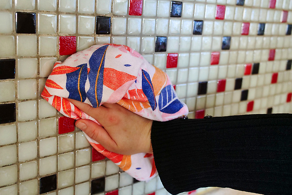 포토 JPG 해외이미지 손 벽 컨셉 가사 가정 표면 주택 사람없음 장비 붓 작업 빨래 청소 타일 청소부 해외202309 해외포토 직업 건물 신체부위 파일형식